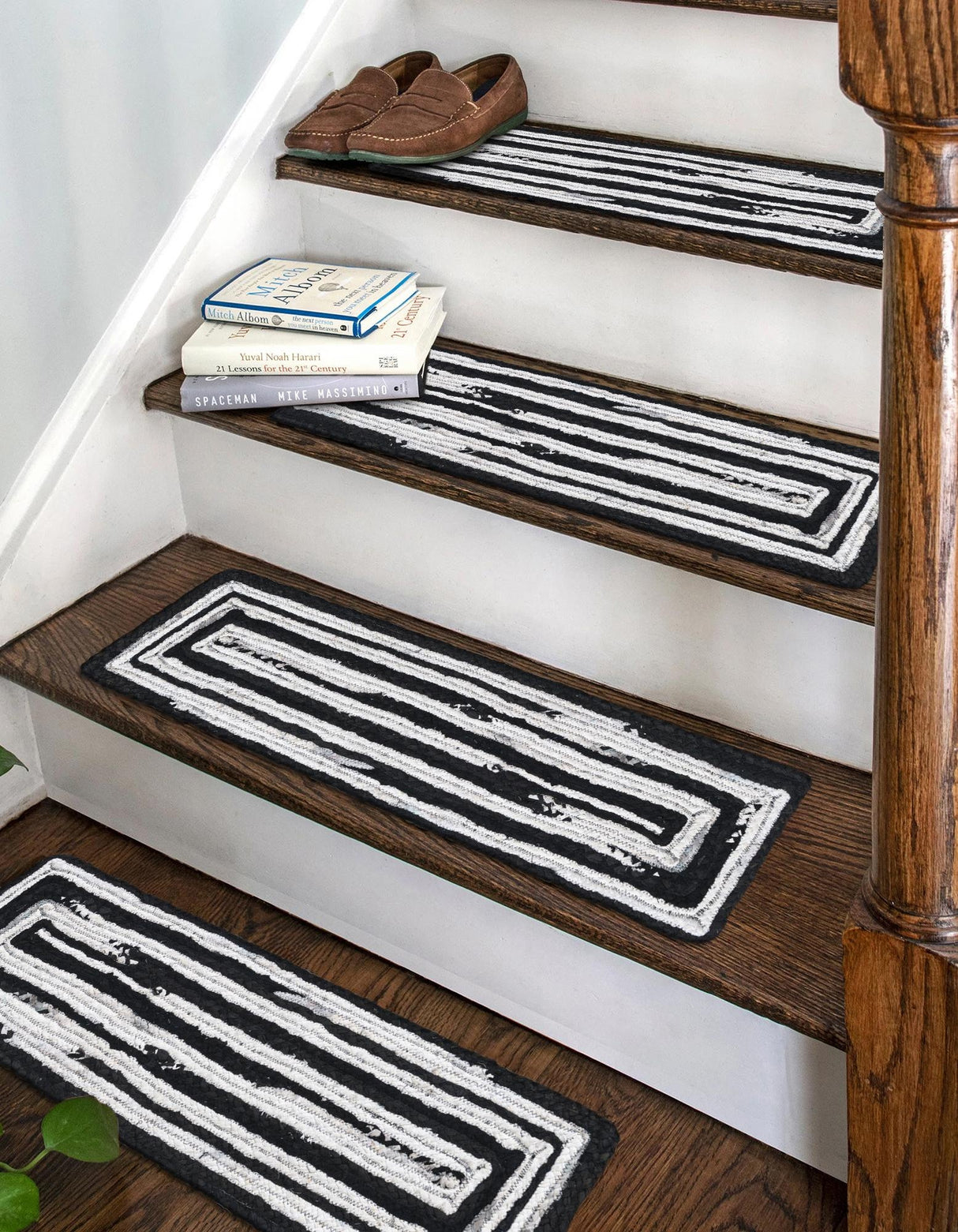 0' 9 x 2' 6 Hand Braided Black and White Chindi Stair Tread Rug